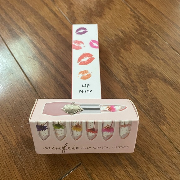 💥 RESTOCKED! Magic Flower Color Changing Lipstick - Picture 6 of 6